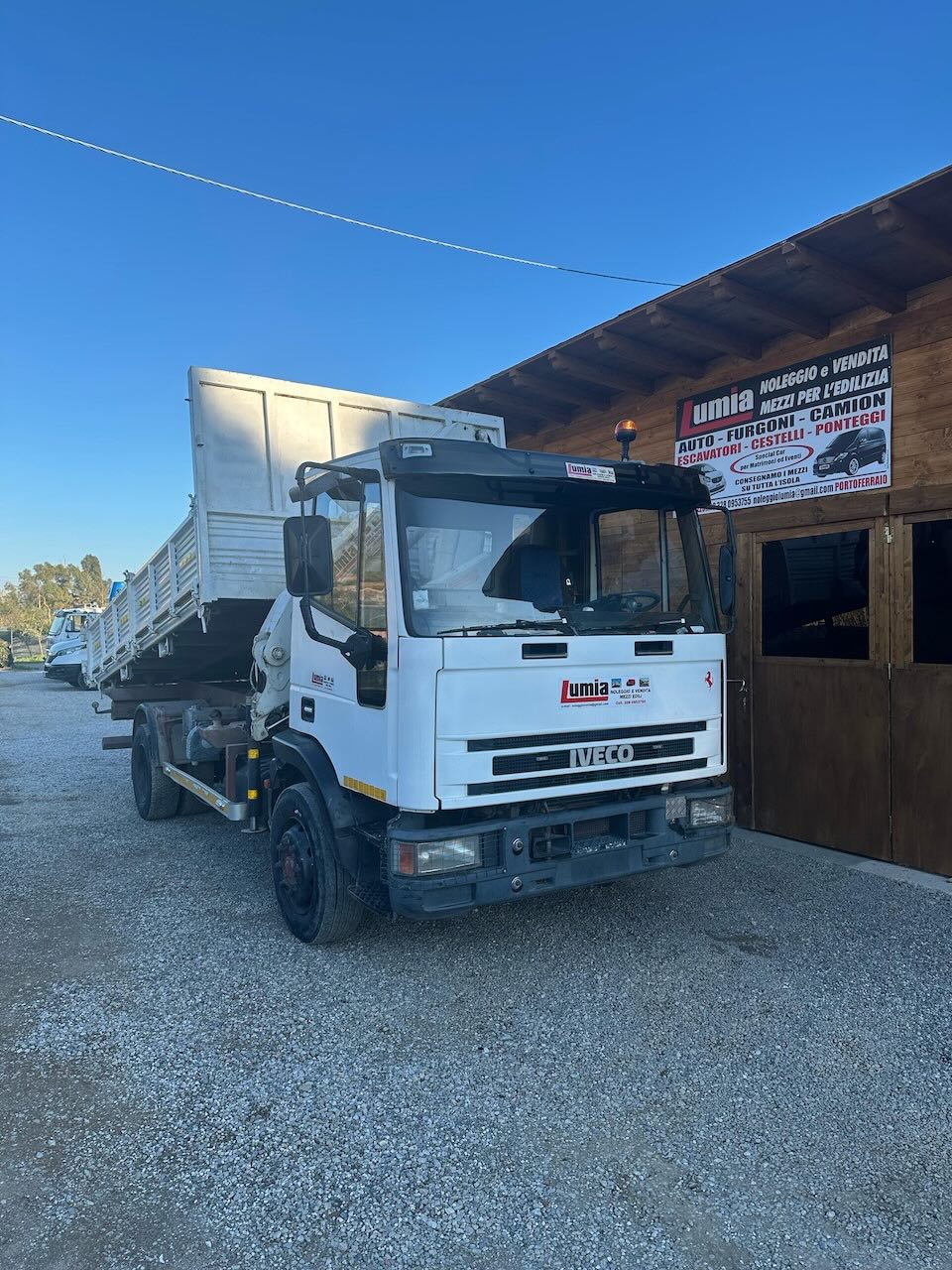 Camion Iveco con gru
