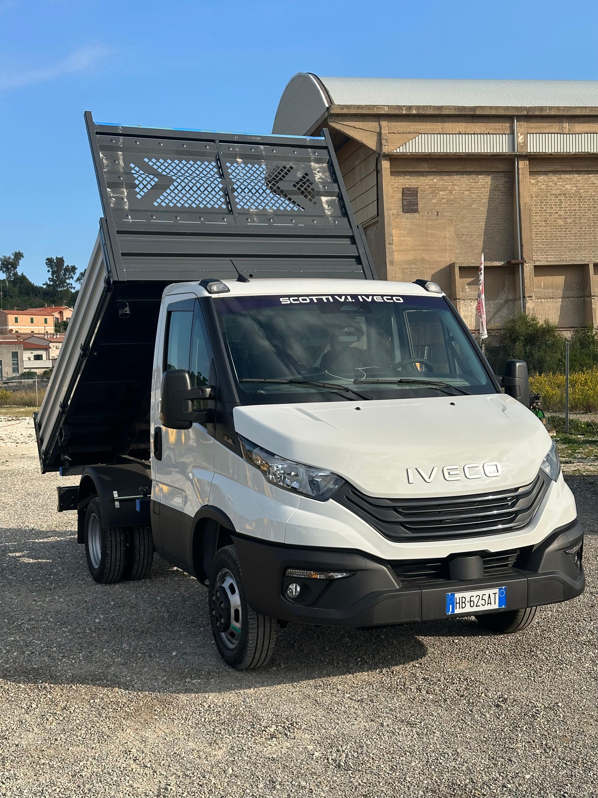 WhatsApp Image 2025-10-18 at 15.34.12 (1)