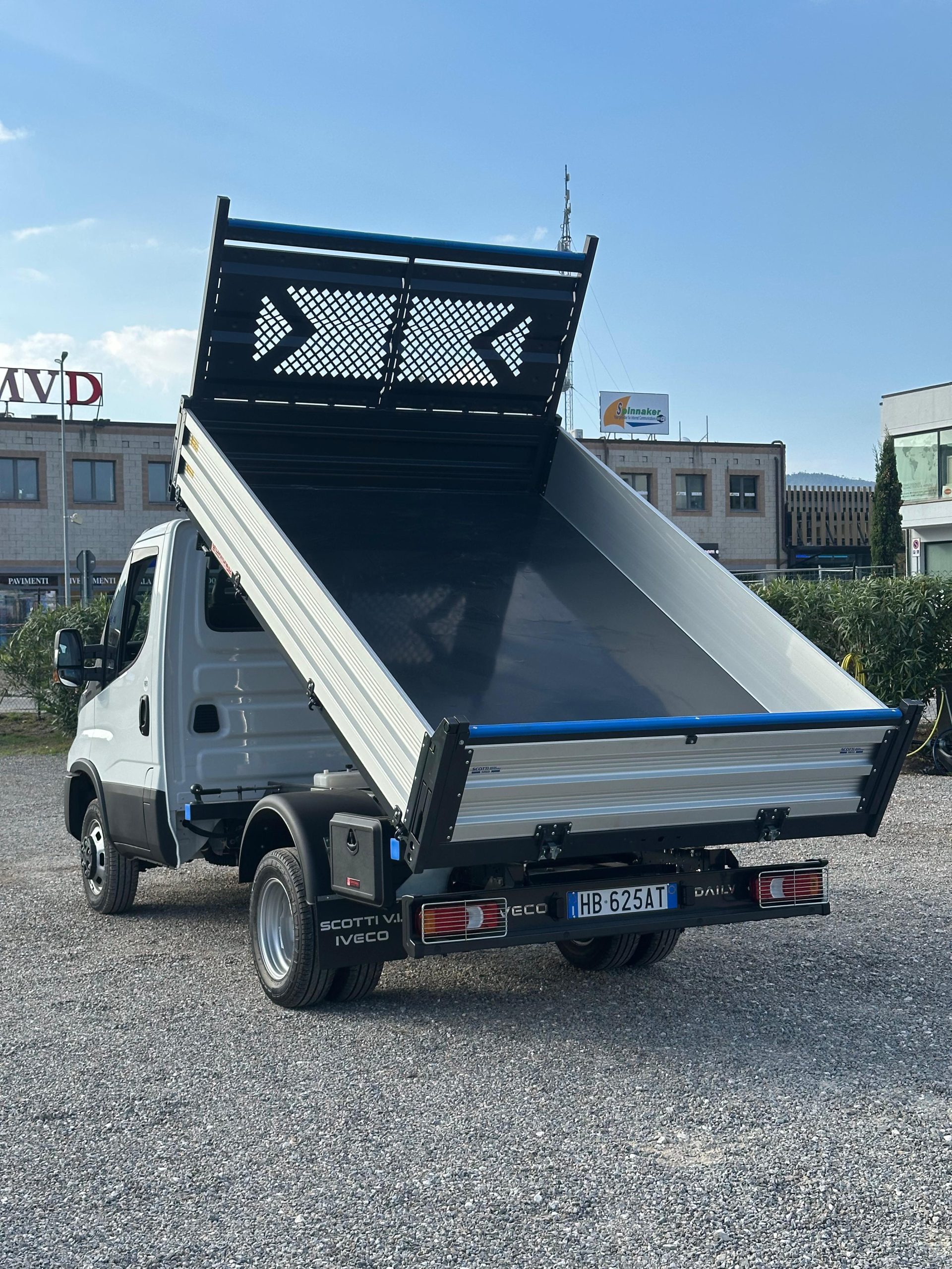 WhatsApp Image 2025-10-18 at 15.34.12 (2)